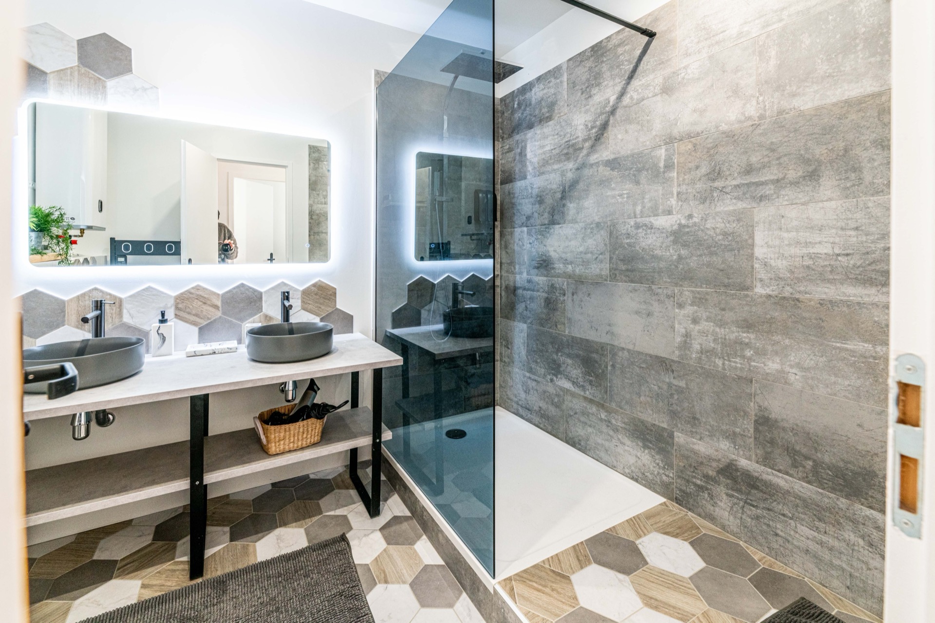 Salle de bain — double vasque et douche à l'italienne