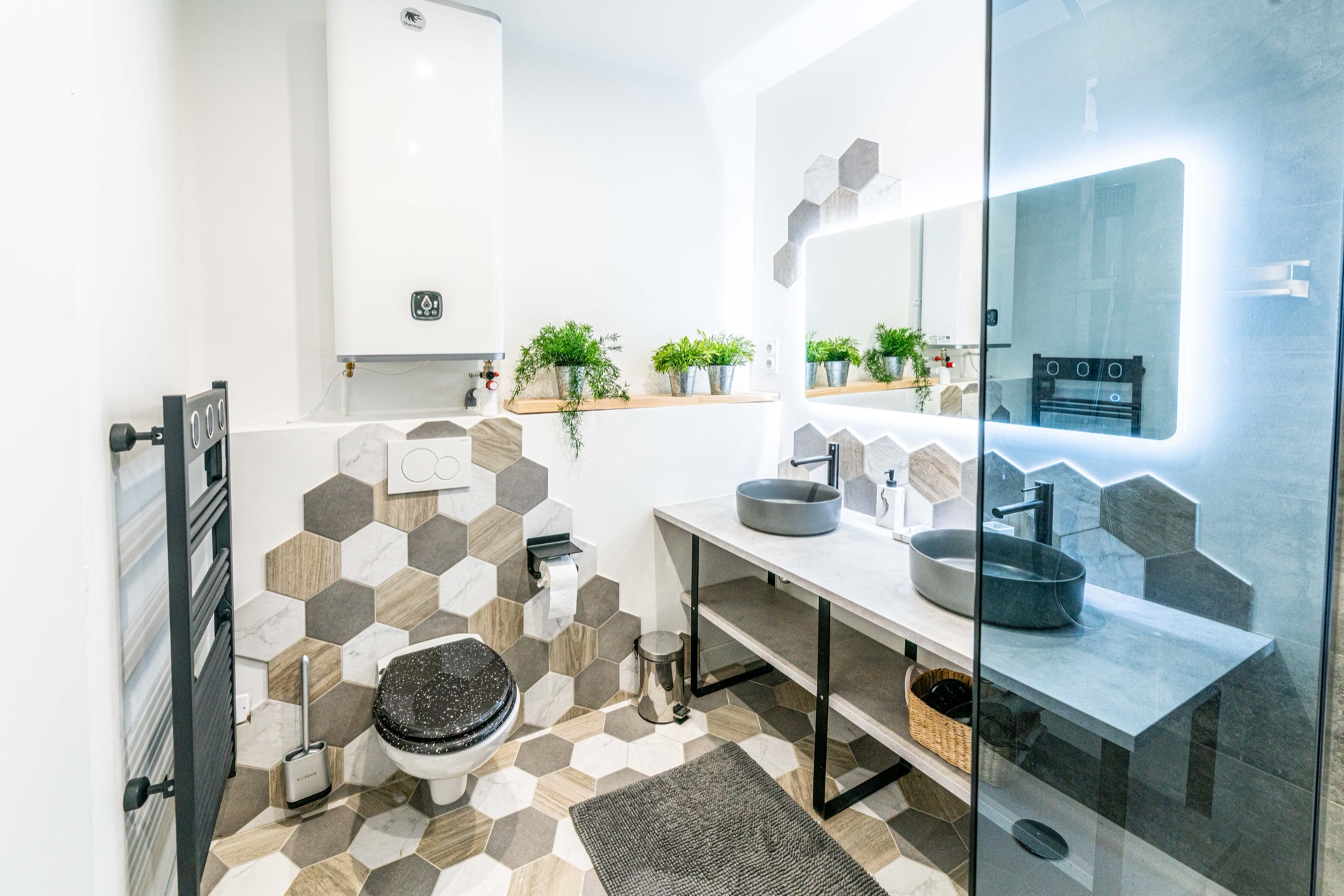 Salle de bain — WC et lavabo