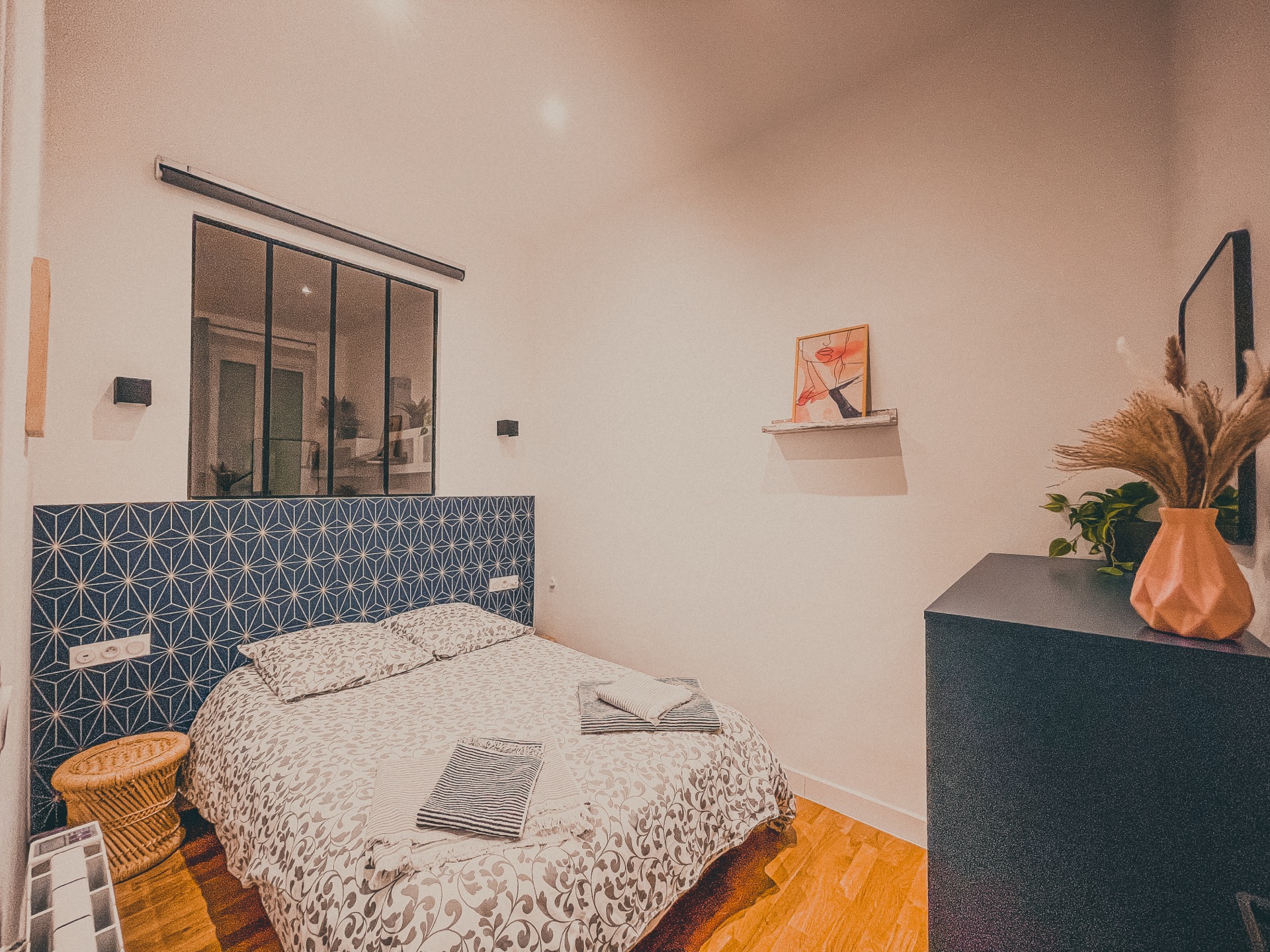 Chambre — tête de lit bleue